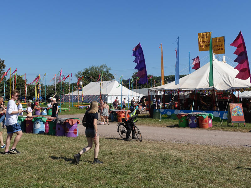 Glastonbury 2022. Среда. Бар сидрового хозяйства Burrow Hill