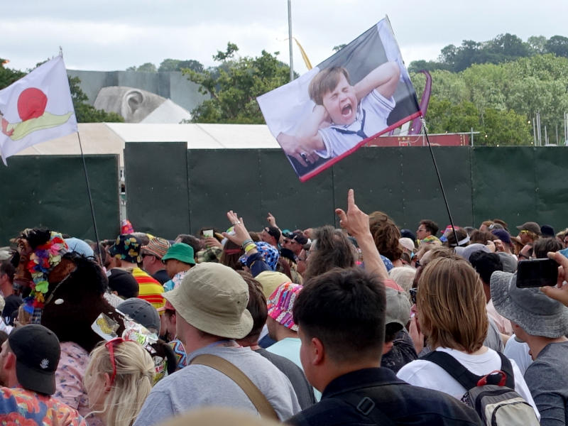 Glastonbury 2022. Cуббота. Флаги на West Holts Stage